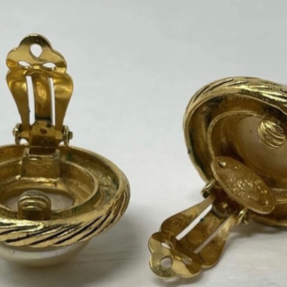 Chanel authentic Pearl Clip On Earrings vintage - Picture 7 of 10